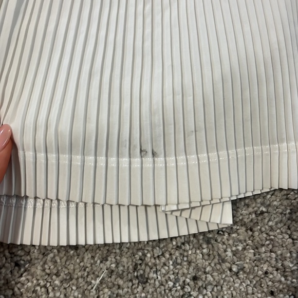 Lululemon White Golf Skirt size 6, with shorts and pockets. - Picture 10 of 10